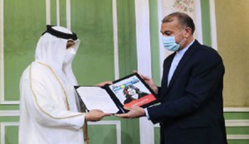 هذا ما أهداه أميرعبداللهيان لنظيره القطري لتسليمه لعائلة الشهيدة أبو عاقلة