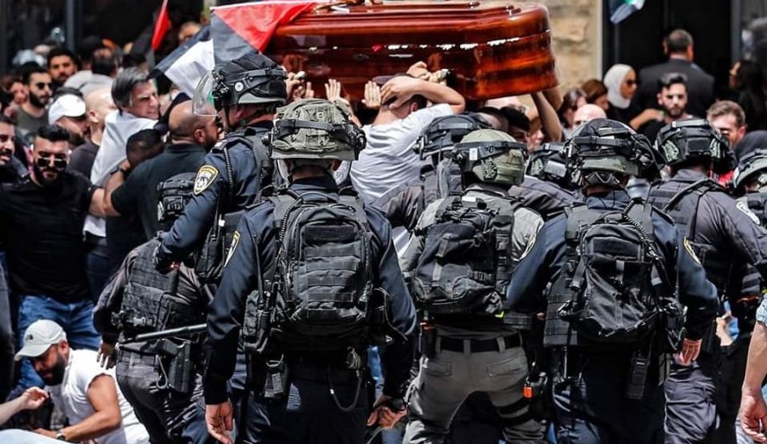 الاحتلال يصيب 33 مواطنا ويعتقل 14 خلال جنازة الشهيدة أبو عاقلة