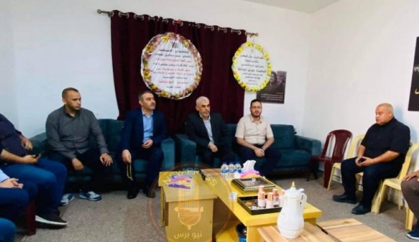 السنوار يزور مكتب الجزيرة بغزة ويعزي بالشهيدة أبو عاقلة
