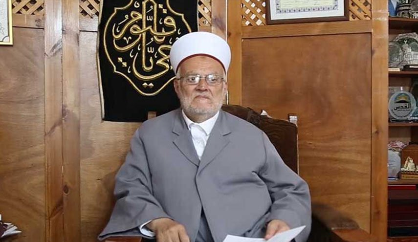الاحتلال يمنع خطيب المسجد الأقصى الشيخ عكرمة صبري من السفر لمدة 4 أشهر