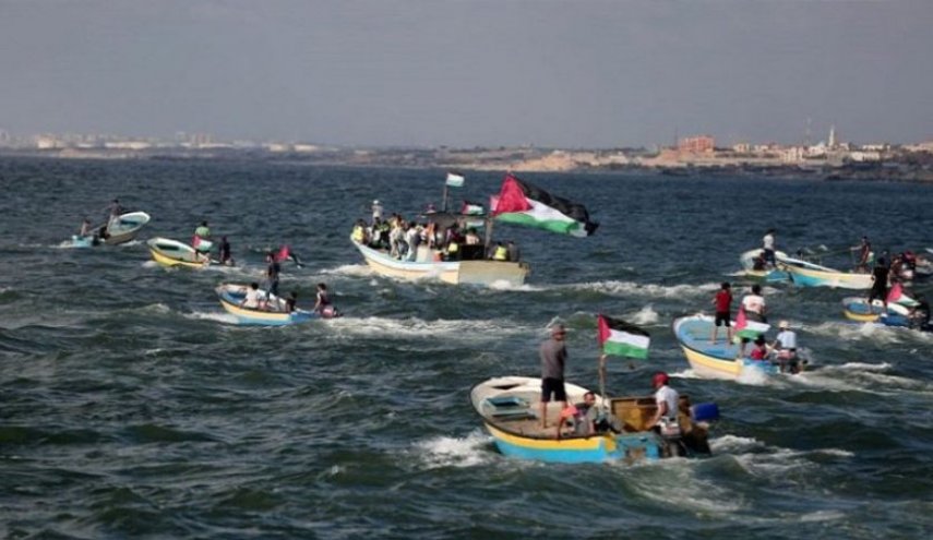 زوارق الاحتلال تستهدف الصيادين شمال غرب غزة