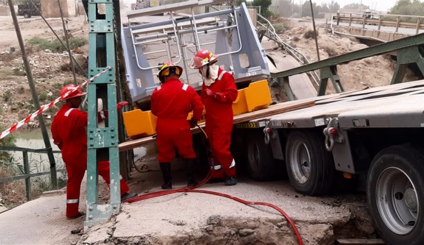 بالصور.. انهيار جسر جنوبي العراق والدفاع المدني يتدخل
