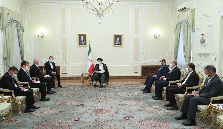 رئيسي: العلاقات البناءة بين دولة الجوار أكثر العناصر تأثيرا لتعزيز الأمن الإقليمي