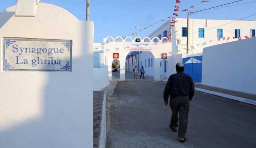 تسربوا من جربة.. 'إسرائيليون' في عاصمة تونس وغضب بمواقع التواصل 