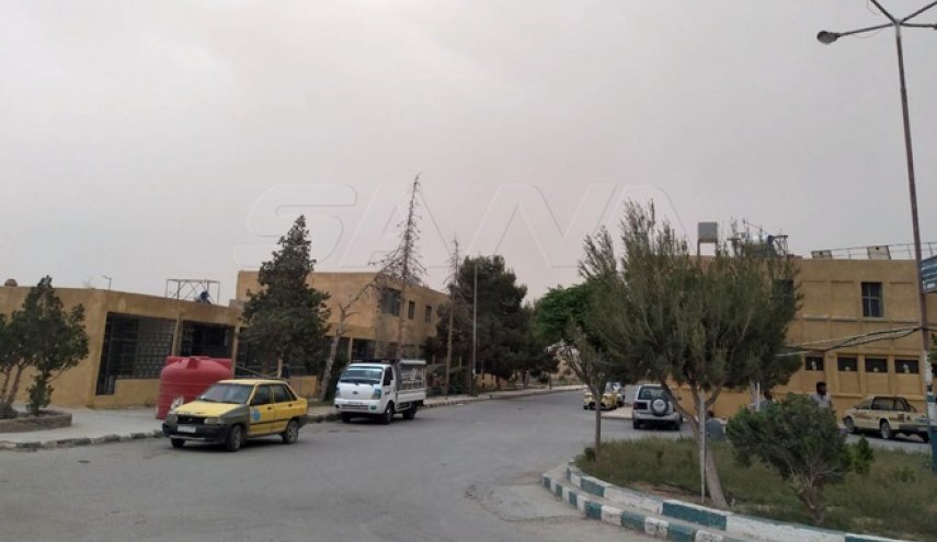 عاصفة ترابية تجتاج دير الزور في سوريا
