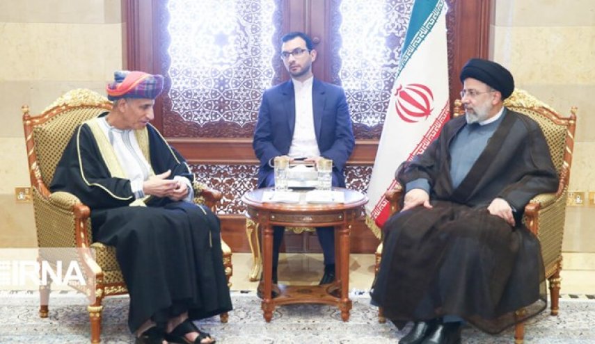 نائب رئيس الوزراء العماني يلتقي الرئيس رئيسي في مسقط