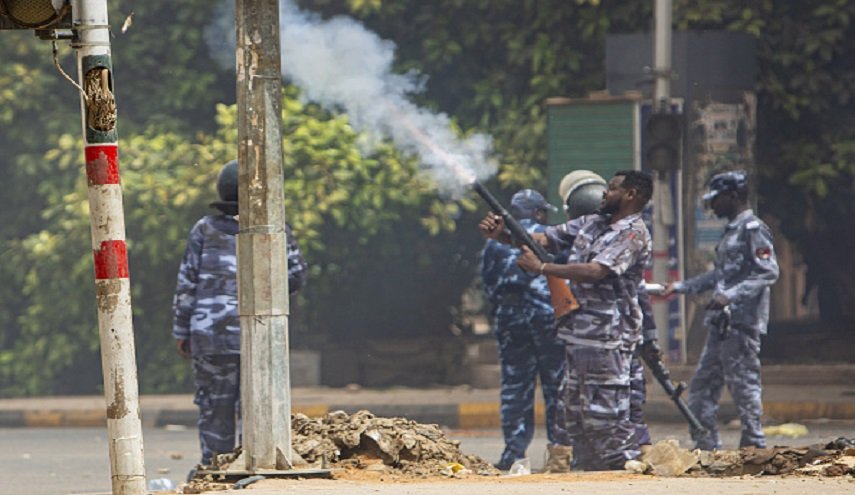 مواجهات عنيفة بين الشرطة ومحتجين ضد حكم العسكر في السودان
