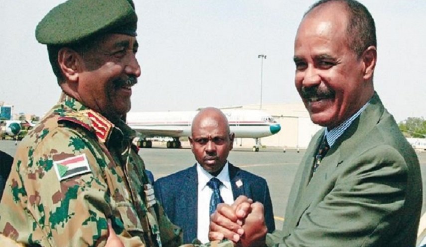 البرهان يؤكد رغبة السودان في تعزيز علاقاته مع إريتريا
