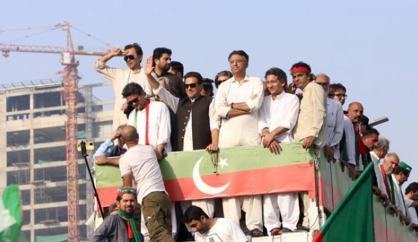عمران خان يمهل الحكومة الباكستانية 6 أيام لإجراء انتخابات جديدة