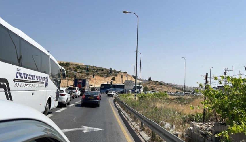 الاحتلال يغلق الطريق بين القدس والخليل