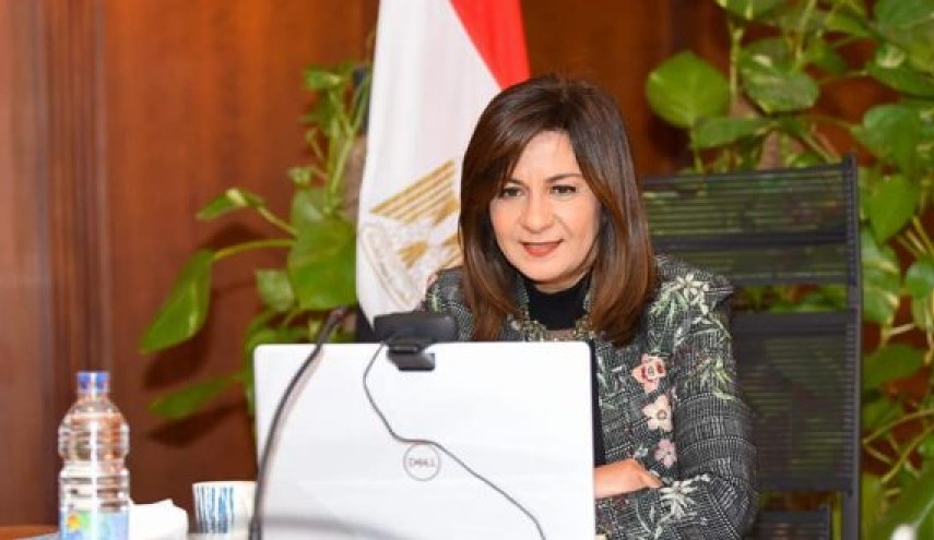 وزيرة الهجرة باقية في منصبها.. لا ذنب للأم في جريمة ابنها!