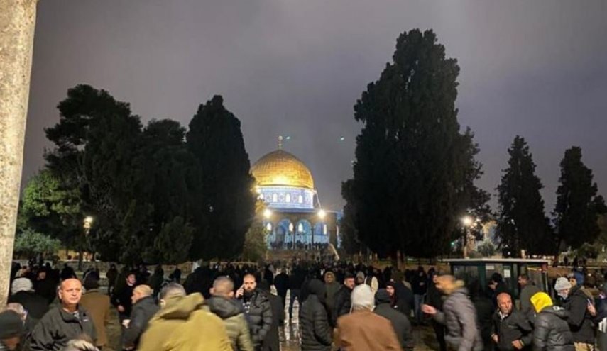فلسطين المحتلة: الآلاف يؤدون صلاة الفجر في المسجدين الأقصى والإبراهيمي