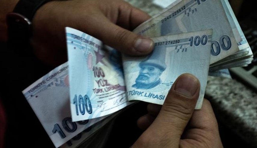 الليرة التركية تواصل التراجع بعد تعهد أردوغان بمزيد من خفض الفائدة