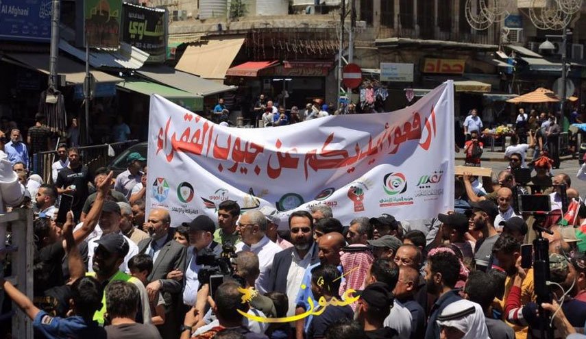 بالصور.. مسيرة احتجاج وسط الاردن على رفع الأسعار
