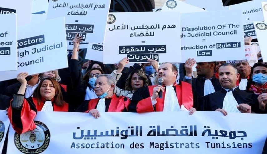 منظمات حقوقية دولية تطالب رئيس تونس بإلغاء قراراته فورا

