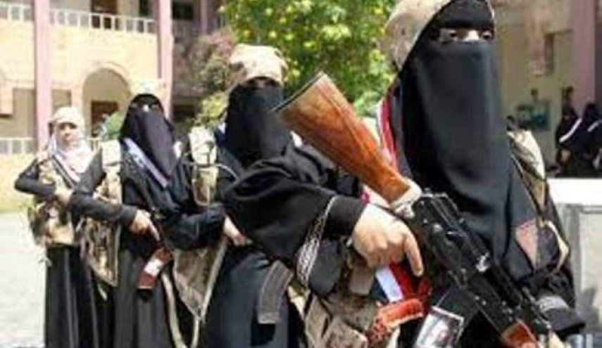 عدن.. نساء مدججات بالأسلحة يطردن قيادي في 'الانتقالي' من منزله