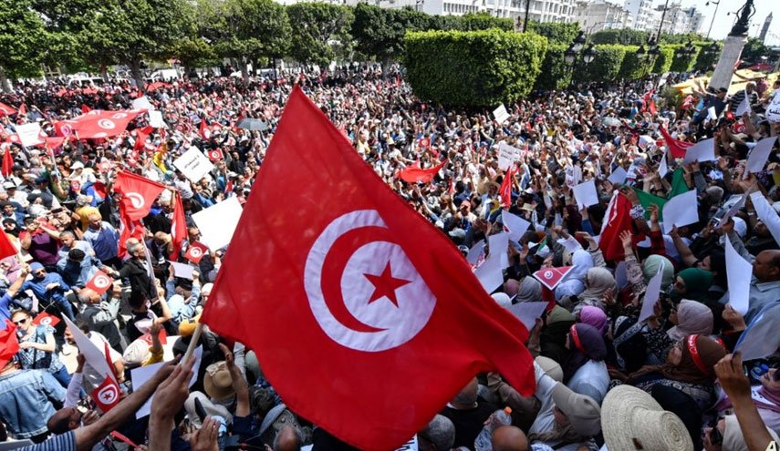 آلاف التونسيين يحتجون رفضا للاستفتاء على الدستور