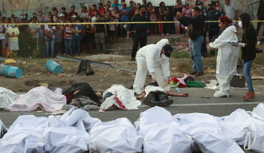مصرع 13 شخصا وإصابة 10 آخرين بحادث انقلاب شاحنة وسط المكسيك