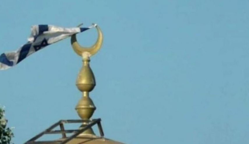 في اعتداء صارخ. مستوطنون يرفعون أعلامًا 