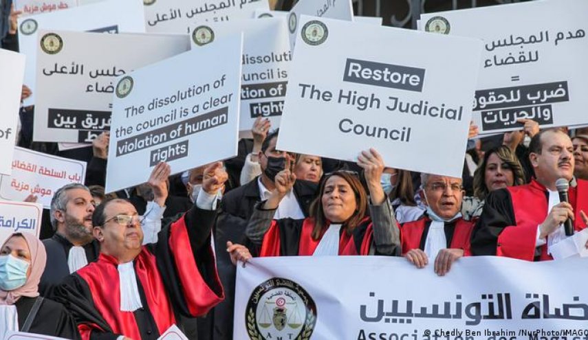 القضاة في تونس يمدّدون إضرابهم لأسبوع رابع احتجاجاً على عزل عشرات منهم 