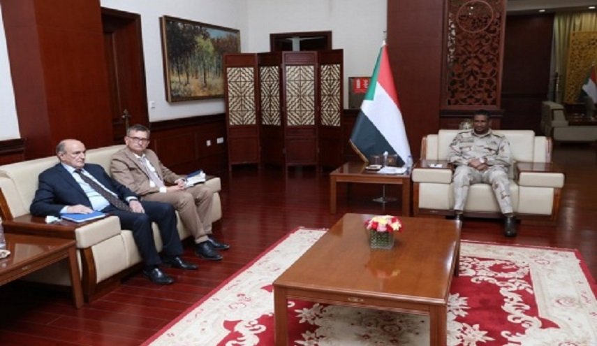 السودان.. اللجنة العسكرية تبحث مع الآلية الثلاثية إنجاح الحوار الوطني