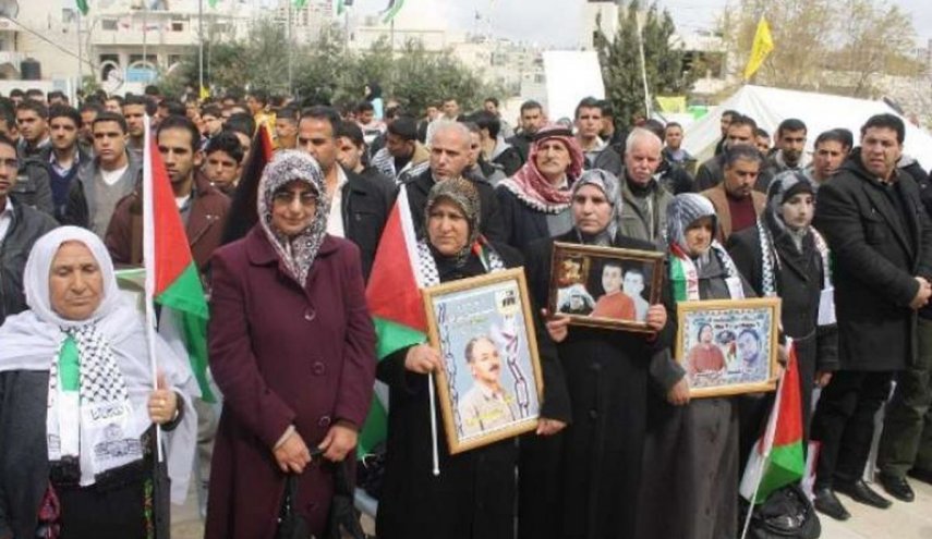 طولكرم.. وقفة دعم الأسرى المرضى والمضربين عن الطعام