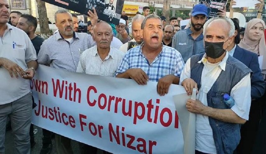 مسيرة بالضفة الغربية تندد باطلاق سراح قتلة نزار بنات