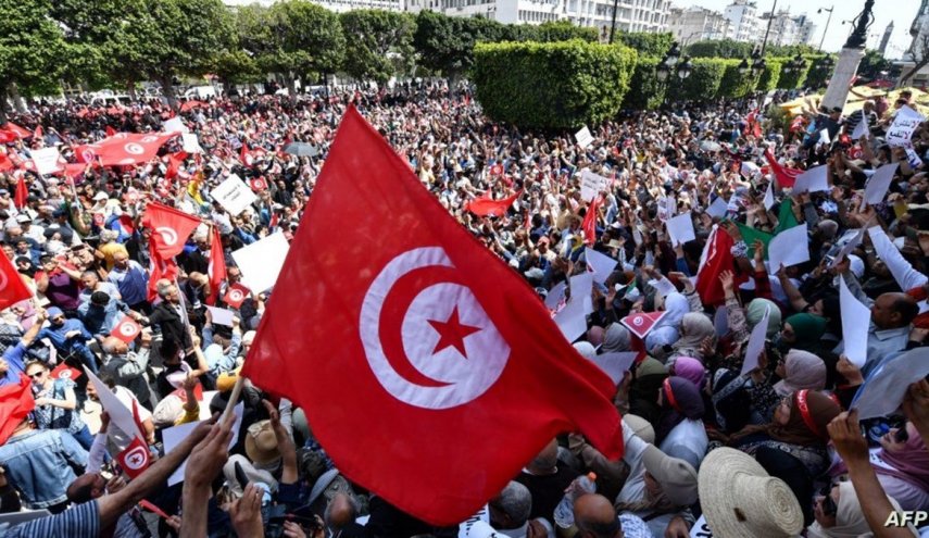 حلفاء الرئيس التونسي ينفضّون من حوله