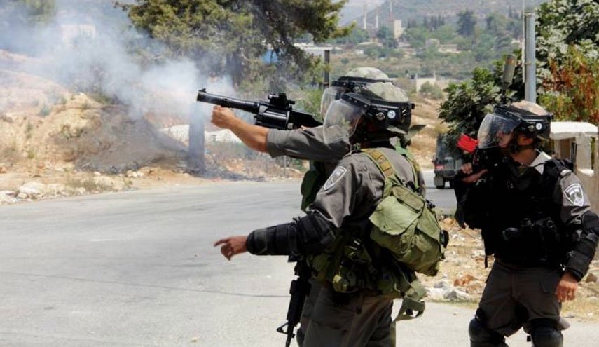 قوات الاحتلال تستهدف منازل الفلسطينيين في يطا بالذخيرة الحية