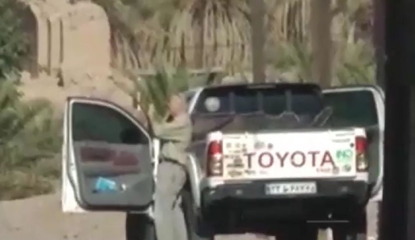 شاهد.. نائب سفير بريطانيا في إيران معصوب العينين