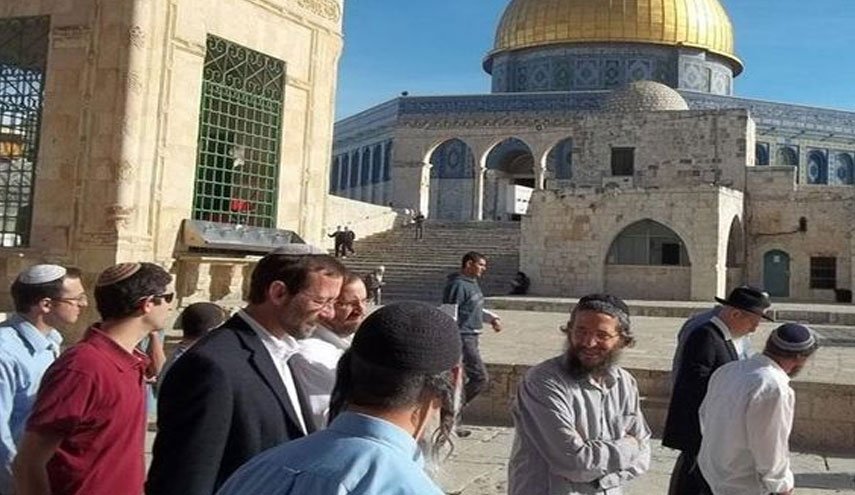 عشرات المستوطنين يدنسون ساحات الأقصى 