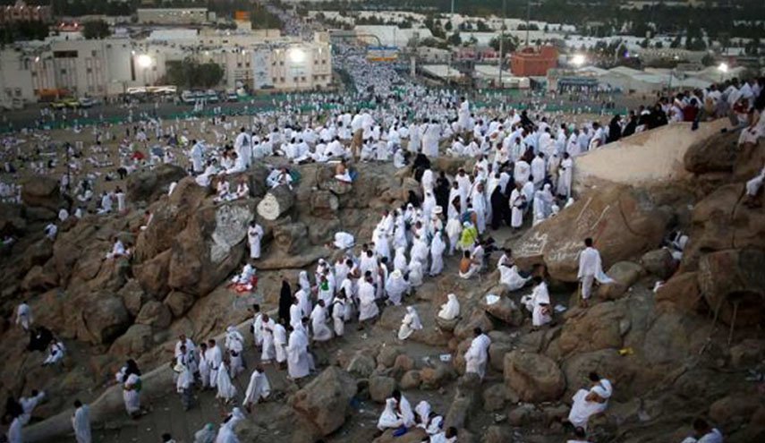 الحجاج يؤدون شعائر عرفات اليوم الجمعة