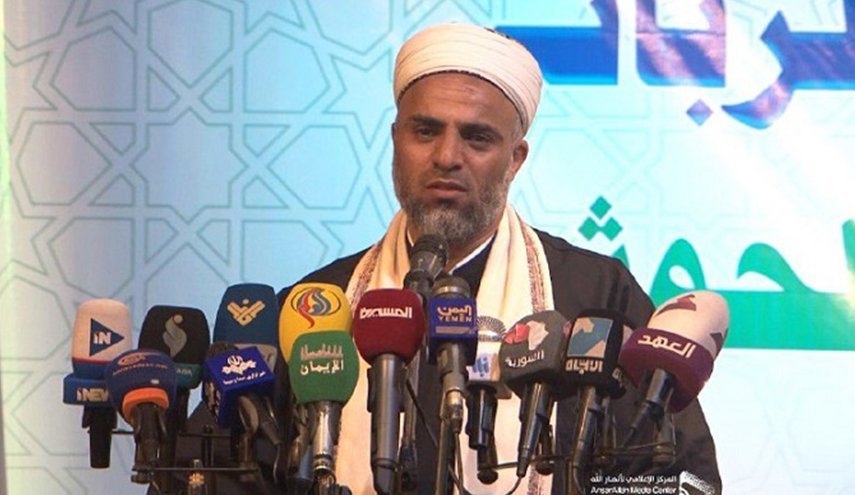 مفتي الديار اليمنية يستنكر صعود المطبع العيسى منبر عرفة 