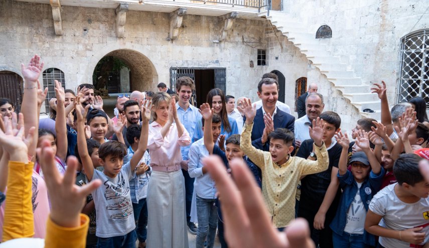شاهد.. ماذا يفعل الرئيس الاسد وقرينته في اسواق حلب؟
