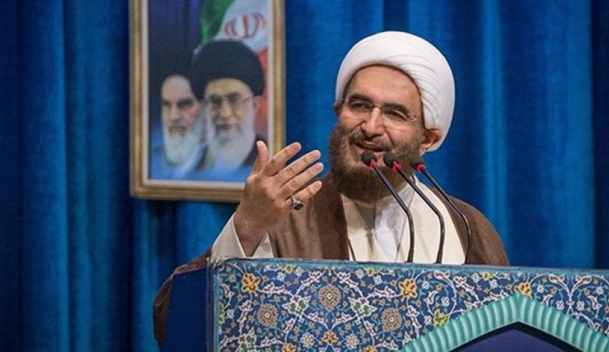 خطيب صلاة عيد الأضحى بطهران: الرسالة الكامنة في امامة الامة مسؤولية عظيمة