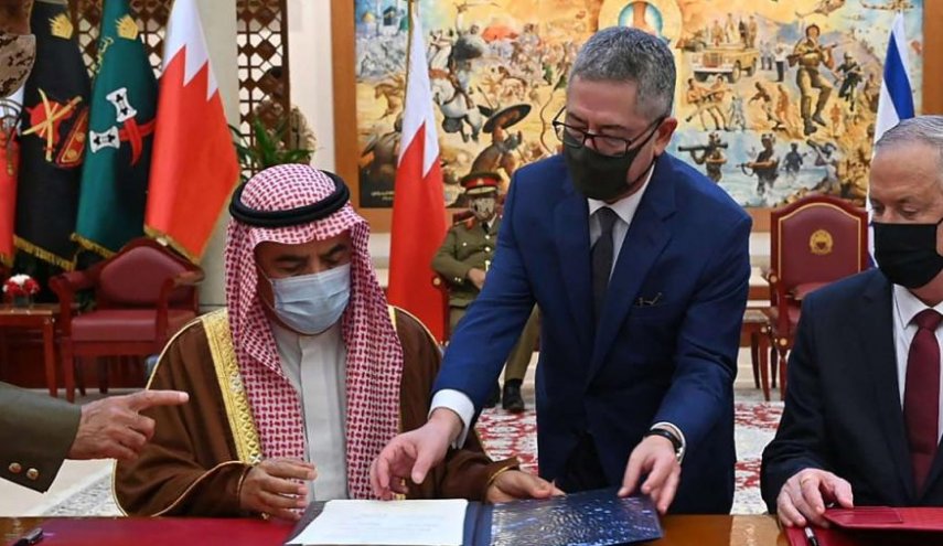 غانتس يهاتف مسؤولاً عسكرياً بحرينياً 
