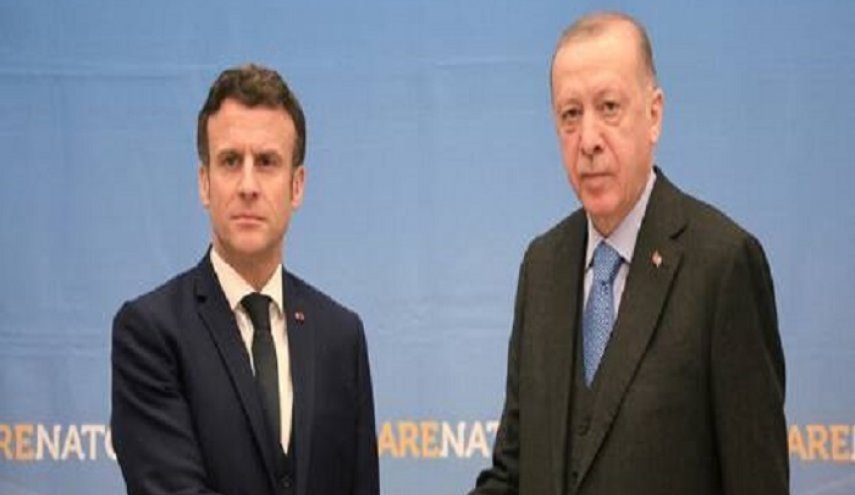 أردوغان وماكرون يبحثان آلية تصدير الحبوب الأوكرانية
