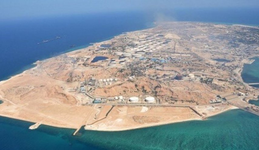 قائد سلاح البحر في الحرس الثوري يزور الجزر الايرانية الثلاث في الخليج الفارسي