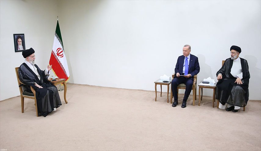 قائد الثورة الاسلامیة یستقبل أردوغان بطهران