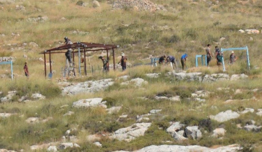 مستوطنون ينصبون خياما على أراضي الفلسطينيين شرق الخليل