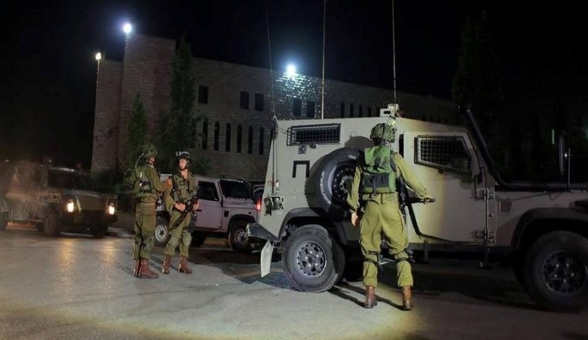 مقاومون فلسطينيون  يطلقون النار تجاه قوات الاحتلال في نابلس