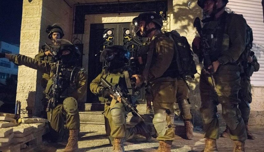 الاحتلال يصيب عاملا فلسطينيا واعتداءات للمستوطنين بالضفة