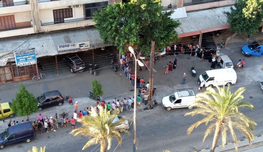 أزمة الخبز مجدّداً ومشاهد الطوابير تتكرّر في لبنان
