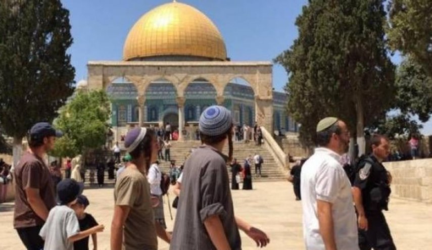 مستوطنون يقتحمون ساحة الغزالي بالأقصى