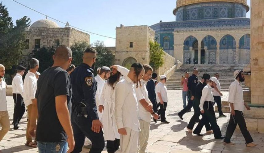 عشرات المستوطنين يدنسون الأقصى المبارك