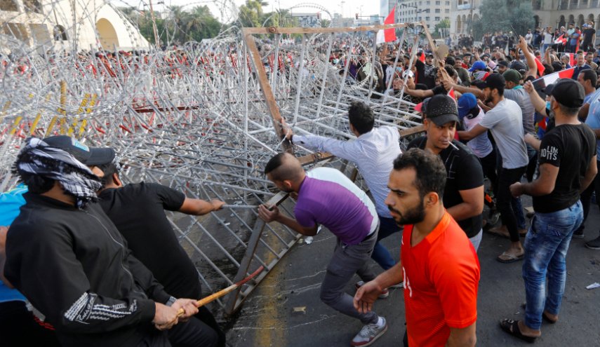 الكاظمي يدعو المتظاهرين الى الانسحاب من المنطقة الخضراء فوراً