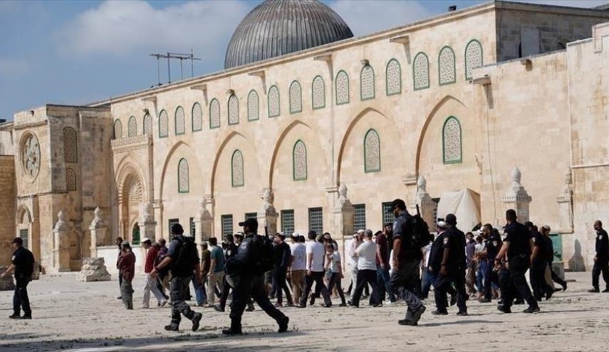 المستوطنون يقتحمون باحات الأقصى..دعوات فلسطينية للحشد في فجر وجمعة 