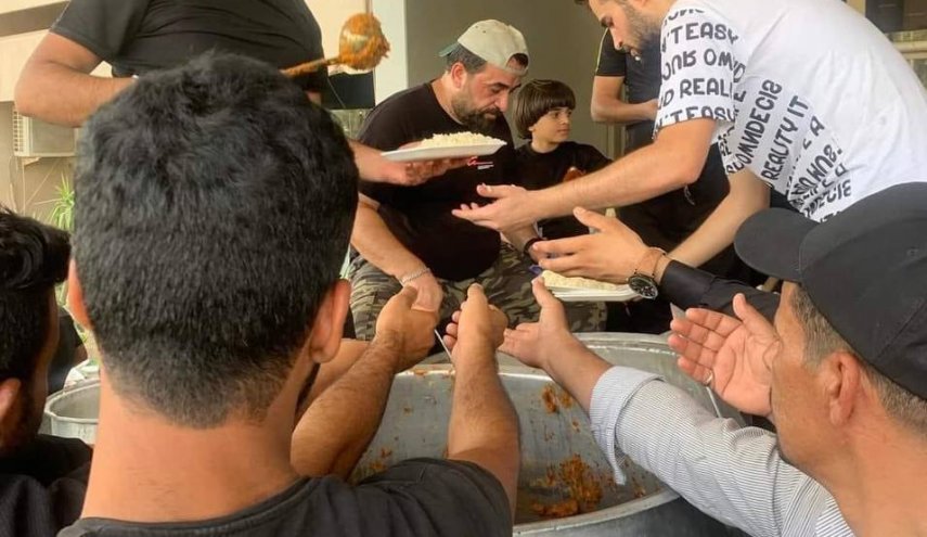 بالصور.. توزيع الطعام على المتظاهرين أمام مبنى البرلمان العراقي
