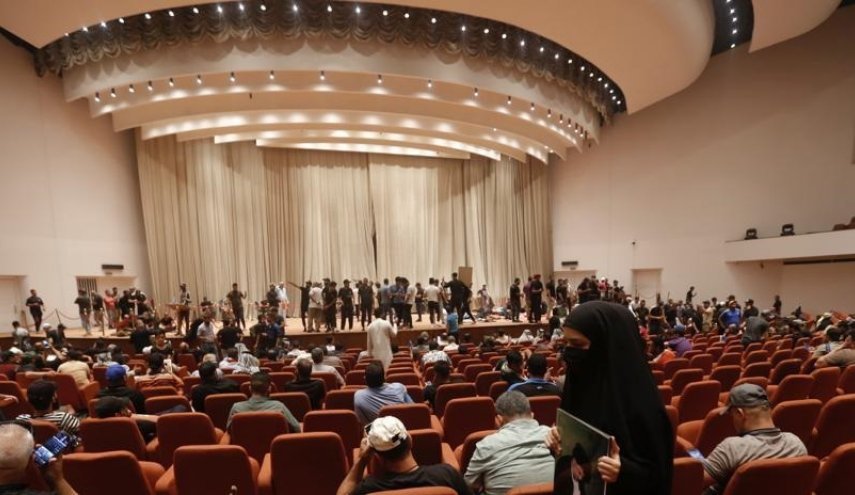 مقرب من الصدر يرد على أنباء إنهاء الاعتصام والانسحاب من البرلمان
