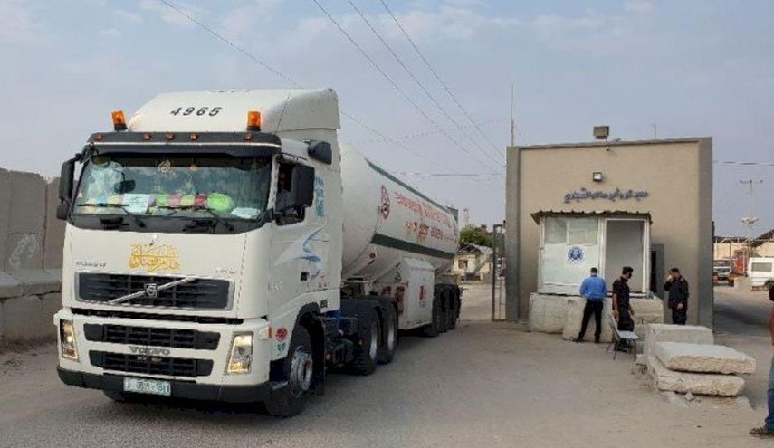 الاحتلال يفتح معبر كرم أبو سالم جزئيا لإدخال كمية من وقود الكهرباء